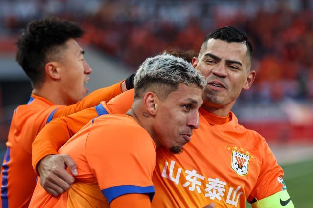 腾讯体育官网下载-克雷桑非崴脚实为拉伤 泰山双线苦战已亮伤病红灯